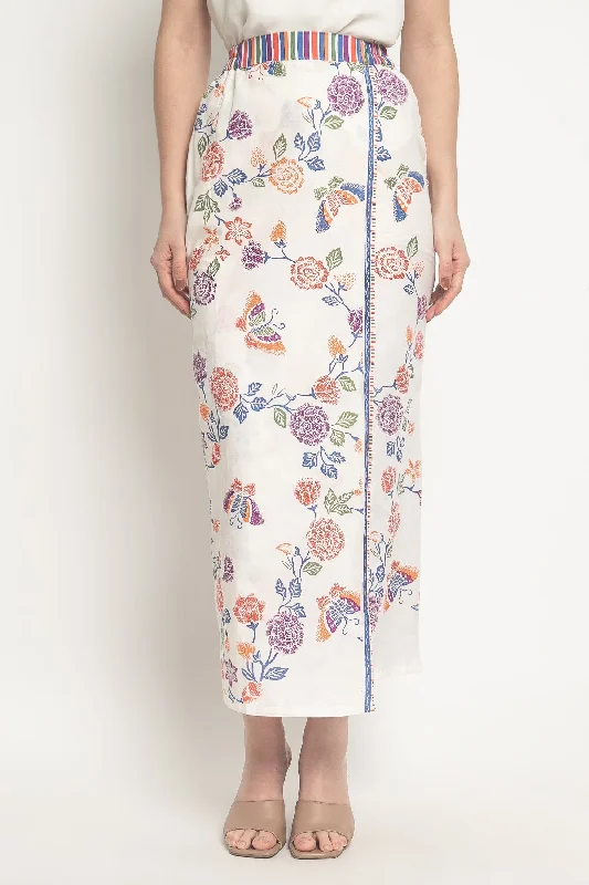 Saroong Skirt in Taman Bunga Pearl pleated skirt texture